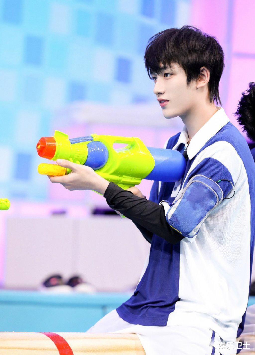 丁程鑫|丁程鑫与古力娜扎贴身游戏，不知所措后捏绅士兰花手，摸赵丽颖脸蛋更小心