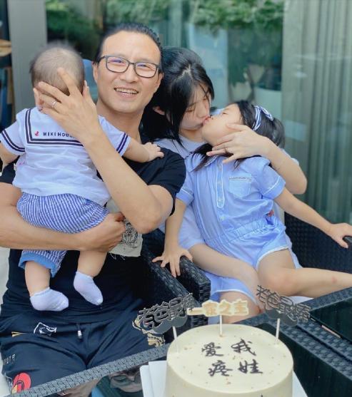 章子怡|章子怡回忆婆婆去世细节，讲述当时场景泣不成声，面部抽搐不能自已