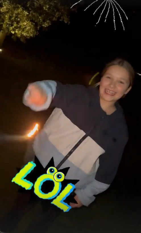 哈珀·贝克汉姆|贝克汉姆和家人庆篝火节，背着10岁女儿小七看烟花，掀起回忆杀