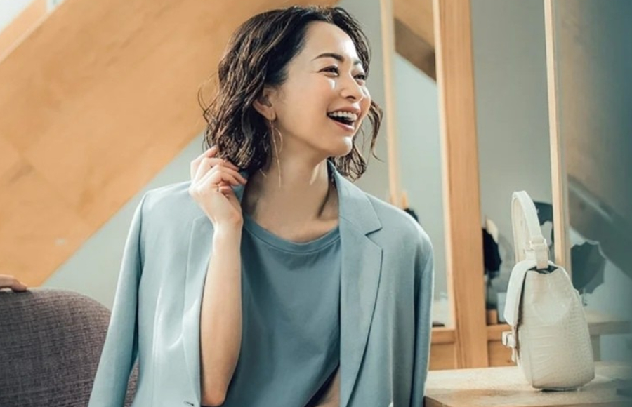 发型|四五十岁的女性换发型，与其为了减龄去装嫩，不如优雅知性显高级