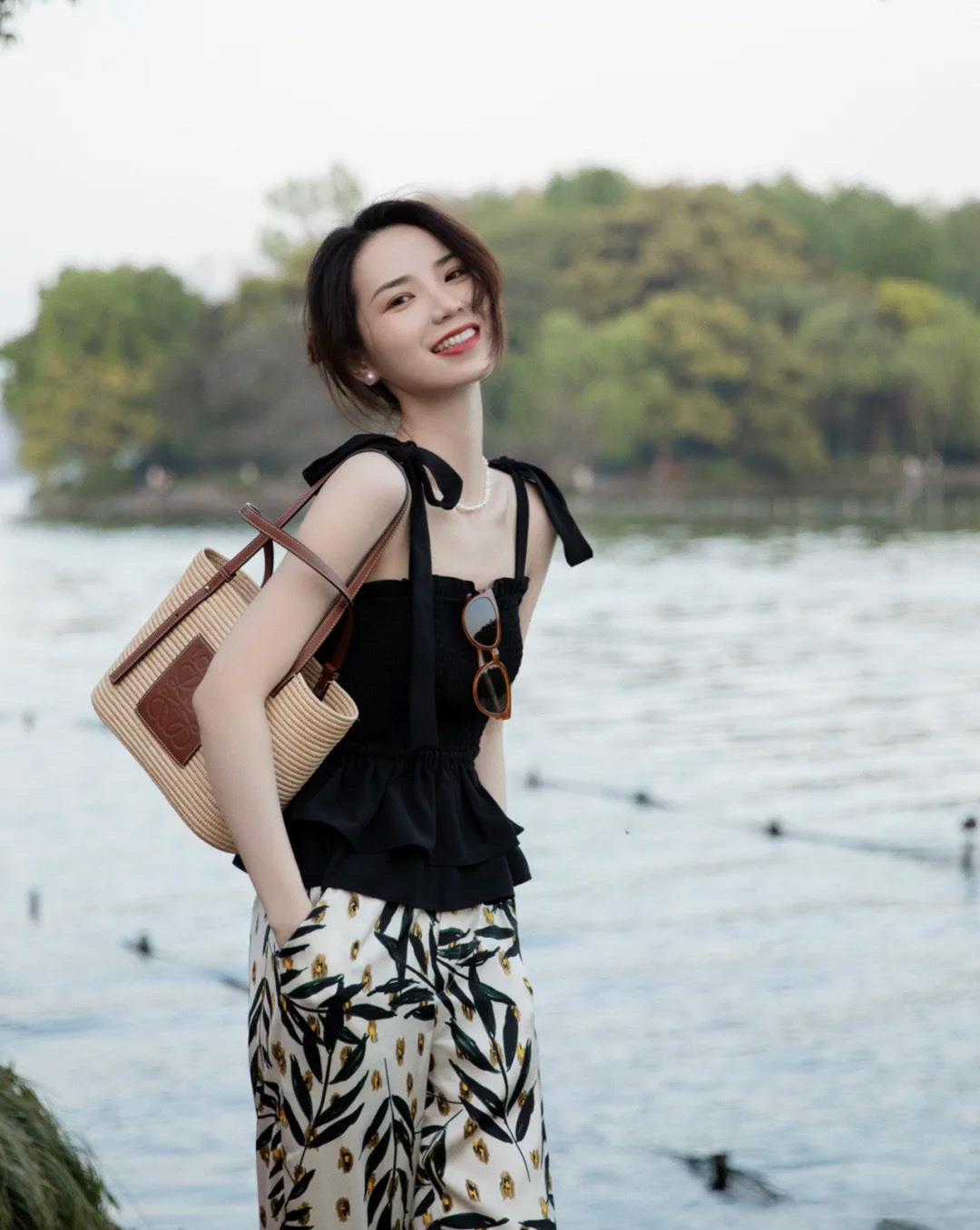 潮流搭配小甜馨|吊带里面需要穿内衣吗？应该穿什么样的款式，很多人还不知道