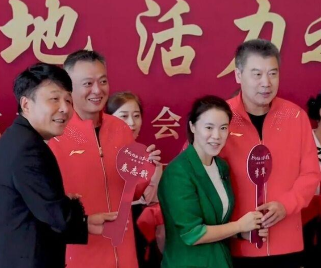 各抒己见 郭斌为王楠庆生激情献唱，一旁女儿点日文歌，郭斌刚要唱被踹一脚