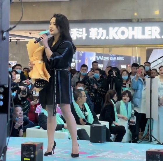 何洁|沈阳：35岁何洁参加商演，皮肤娇嫩身材有些发福，“她易孕体质”