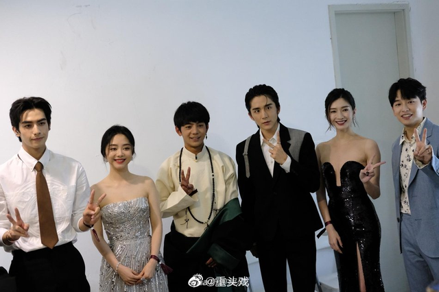 程潇|丁真成微博之夜香饽饽,明星争相求合影,黄子韬台上邀自拍