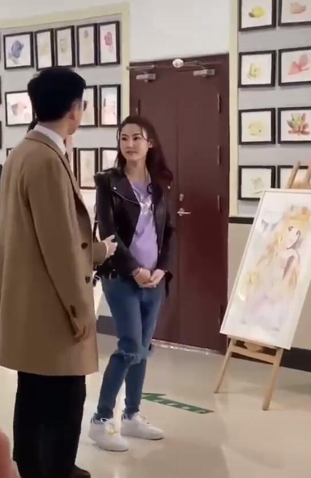 张柏芝|张柏芝现身学校录节目，双手紧托凸起腹部，胯部变大身材发福走样