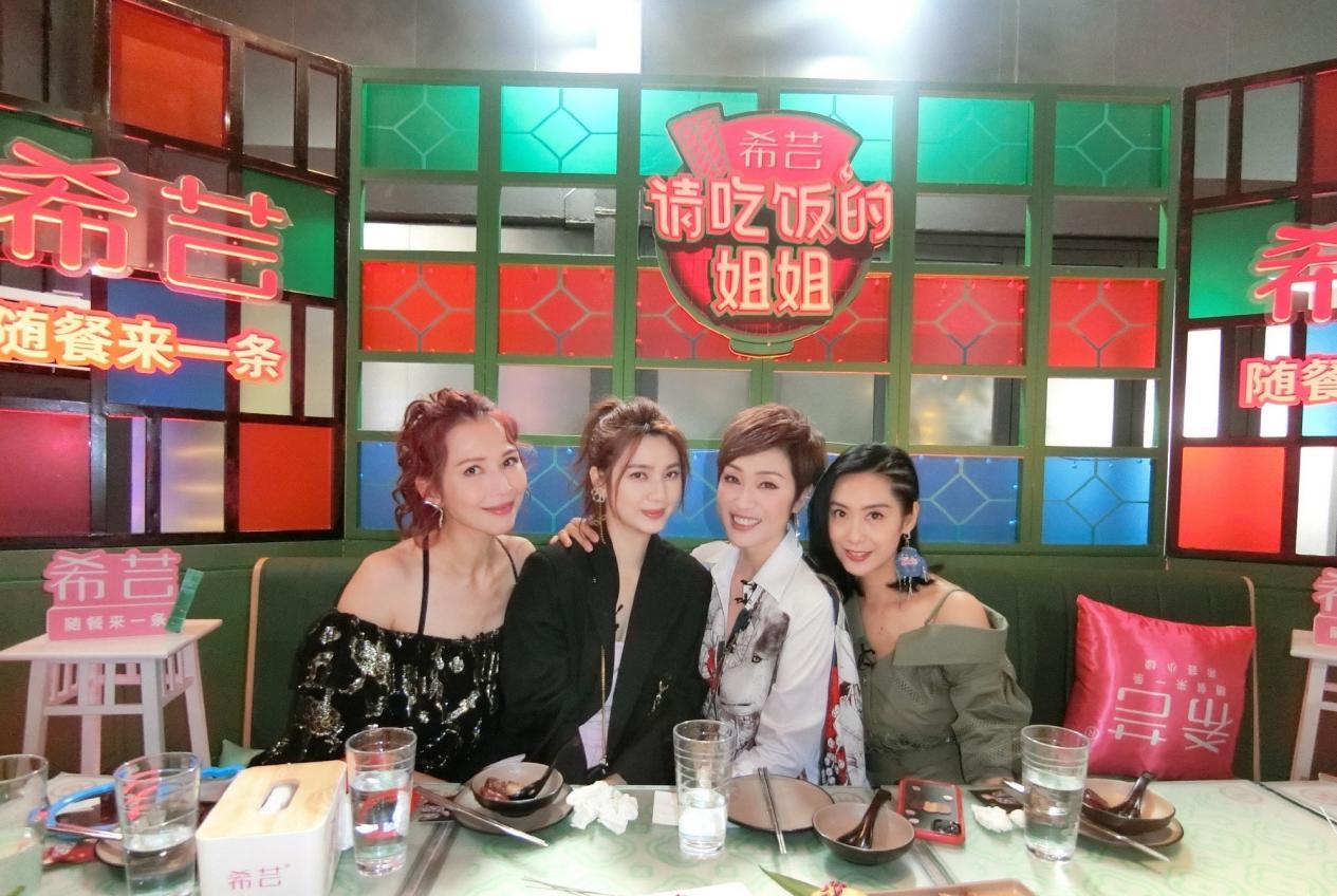 方脸妹说时尚|陈法蓉西装“钉子户”，穿土黄色西装变女企业家，气场碾压三闺蜜