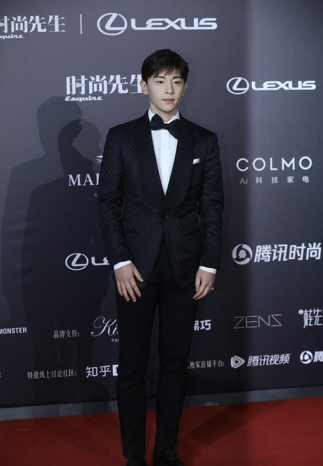 白小白的衣橱|邓伦真是天生的“衣架子”，穿上西装太有型了，满满的商务范儿