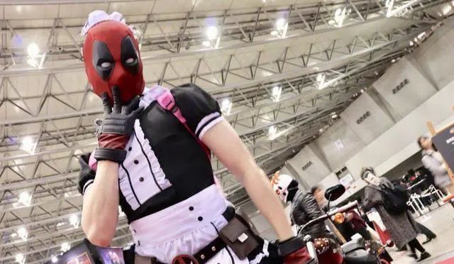 死侍|谁能拒绝一个女仆版的死侍呢？