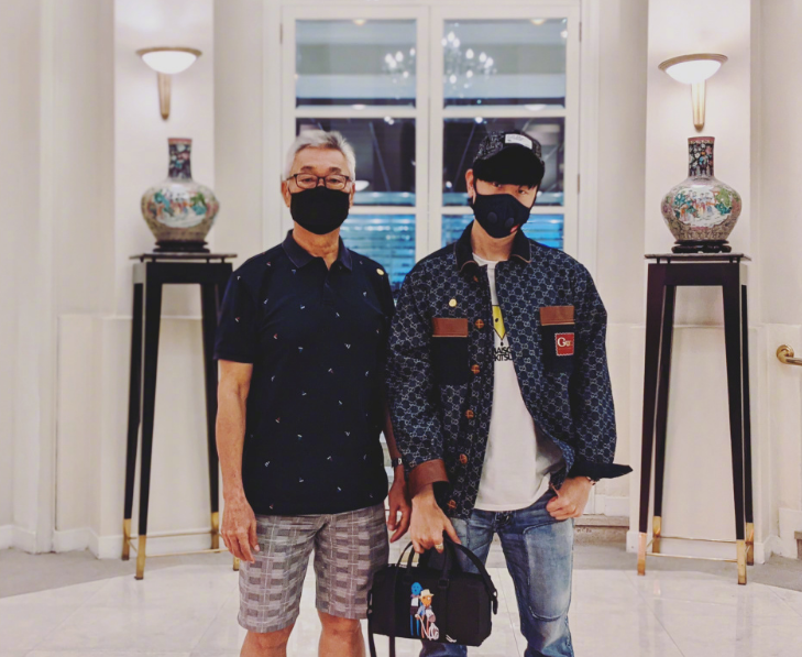 林俊杰|知名天王和父亲熬成兄弟，老爸满头白发却冻龄，两人穿着富气外漏