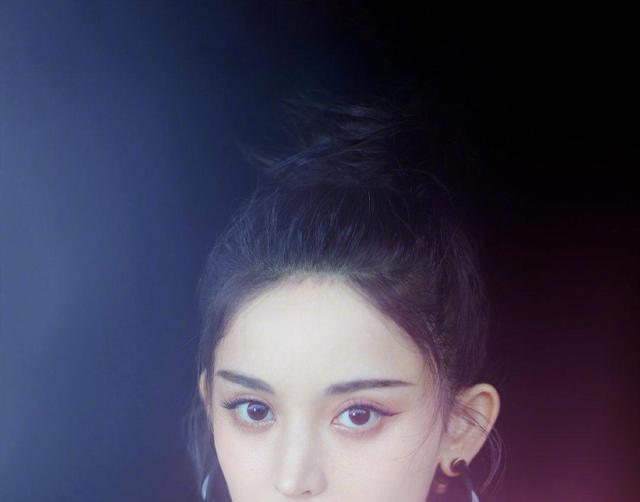 古力娜扎|古力娜扎气质很惊艳！身穿黑色荷叶边牛仔裙，上演酷飒红唇妆容