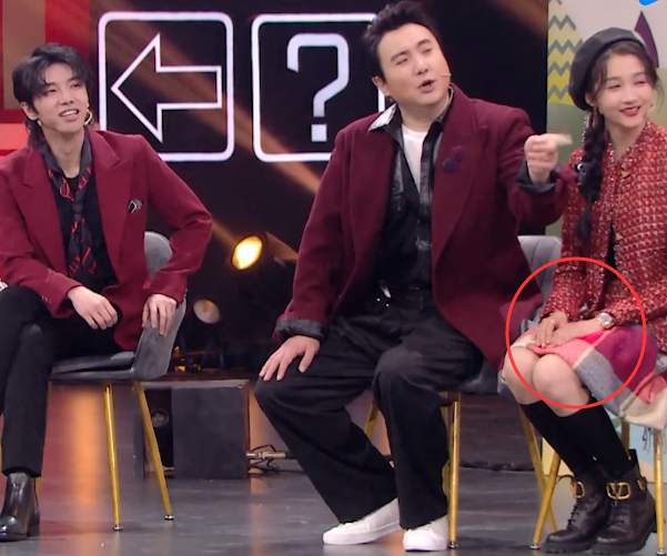 关晓彤|关晓彤穿裙装没办法坐下？华晨宇偷偷塞给她一个东西，女生看了都懂