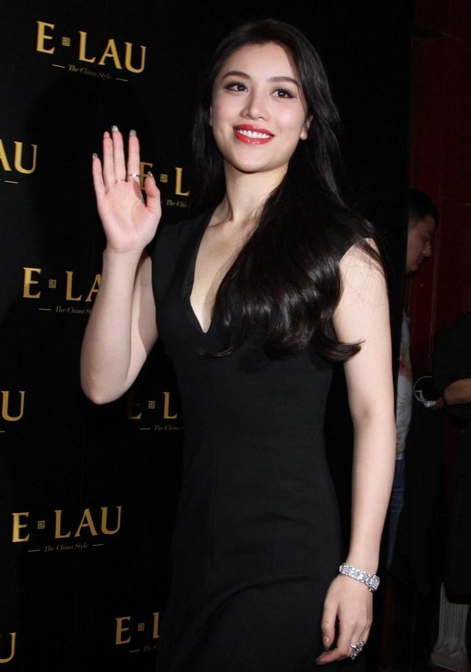 刘翔|刘翔前妻美到国外，穿深V礼服腰身纤细，身旁男伴全程搂着不放手