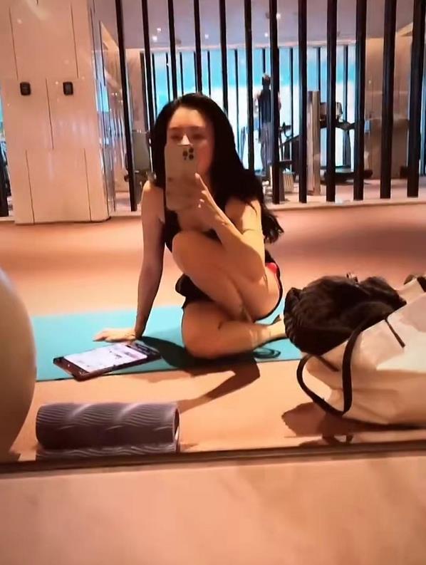 张柏芝|张柏芝运动健身豪宅抢镜头，后面浴室镜子曝出神秘男子全景