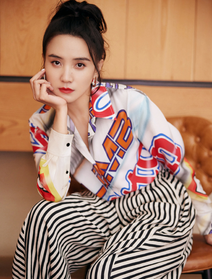 衬衫|职场穿搭只服宋佳，新剧中连穿6件衬衫好时髦，配低马尾真有气场