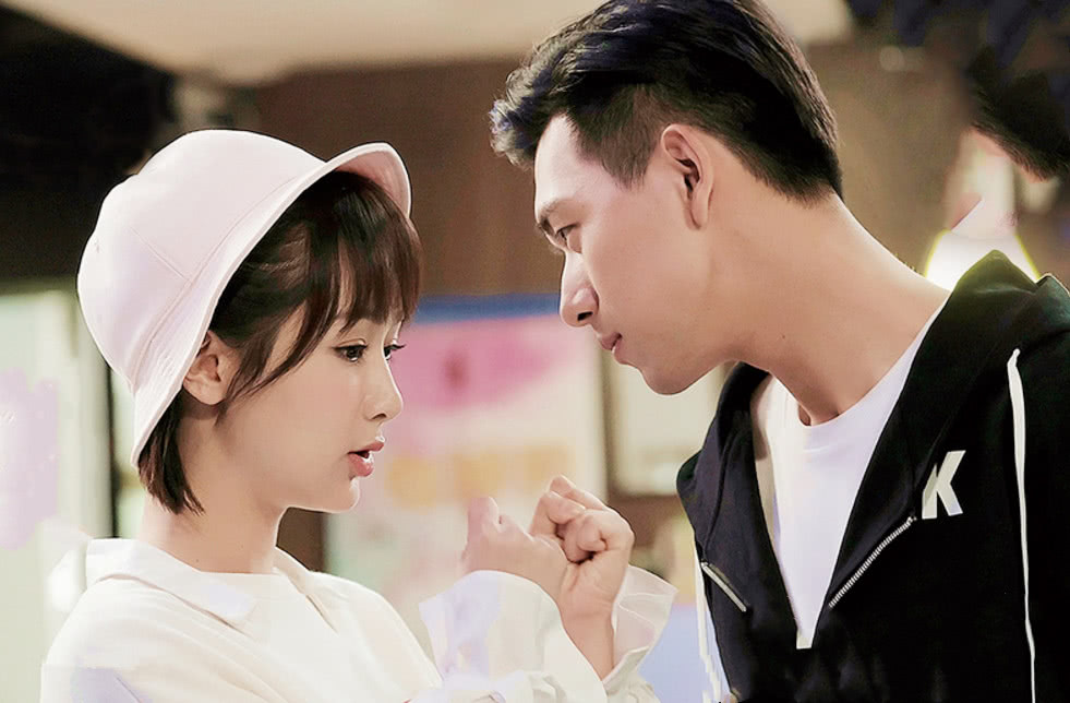 杨蓉|李现杨紫感情有多好？李现卡着零点送上祝福，双方大大方方不避嫌