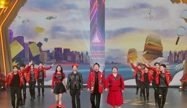 冯绍峰|关晓彤和华晨宇站一起，谁注意她穿的鞋？是对男方身高最大的尊重