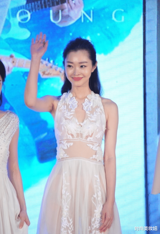 时尚美妆妞|“宋轶”越看越漂亮，一袭白纱连衣裙高级大气，又美出圈了
