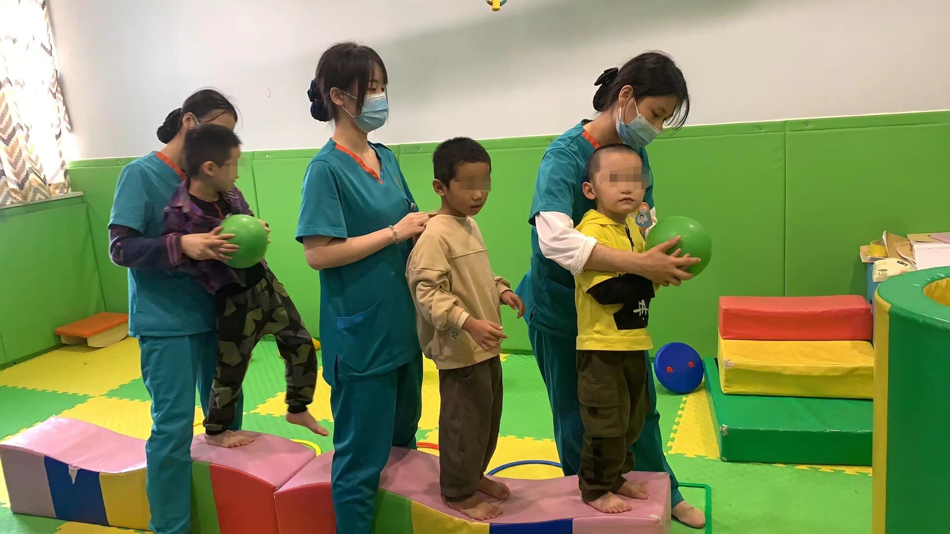 粤儿悦康 天使讲堂：孩子适合上集体课还是个训课？