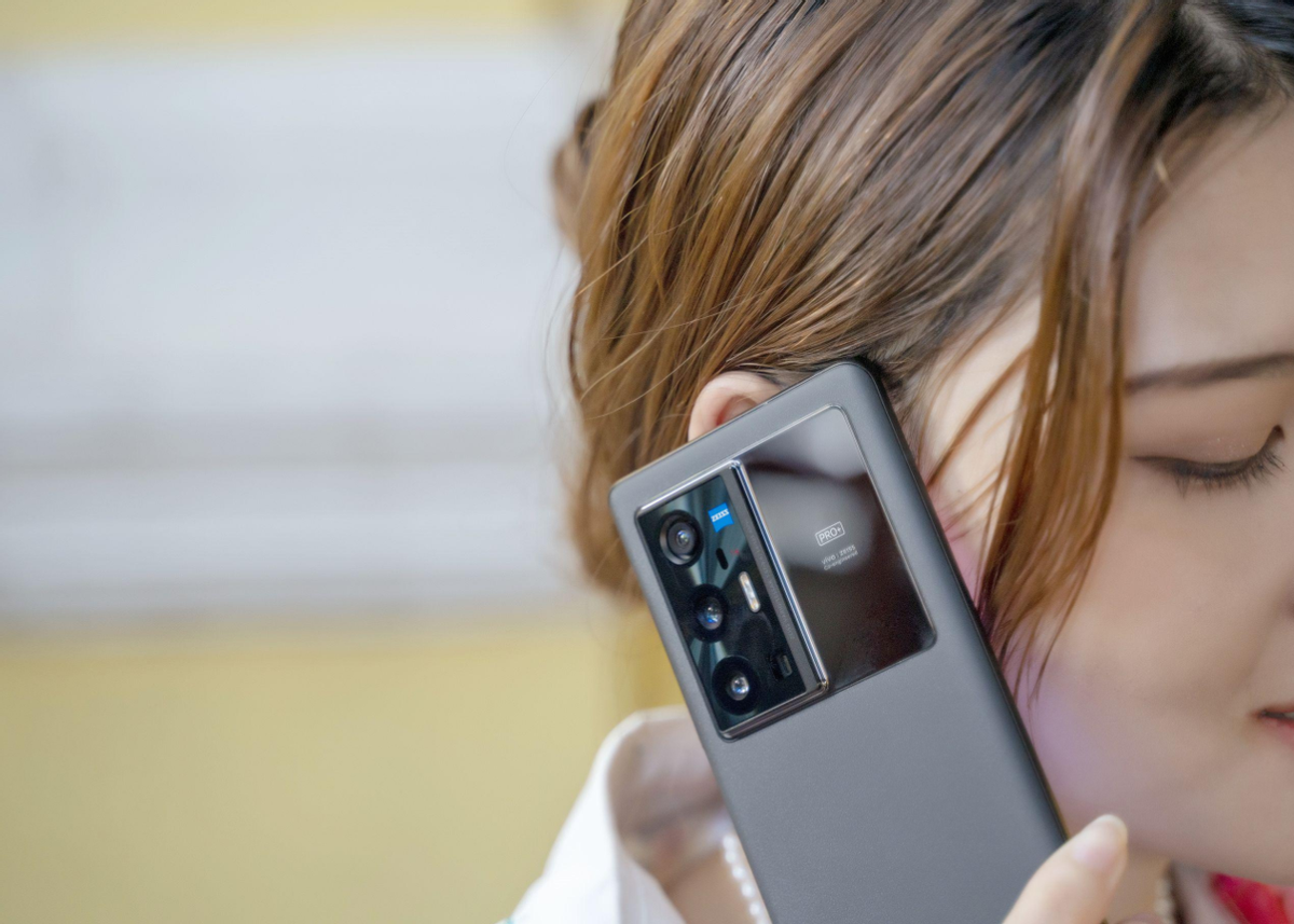 三星|潮流轻薄精致，双12手机适合女生入手。你最喜欢哪一个？