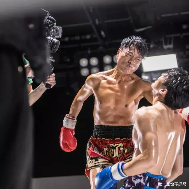 章子怡|他是一代视帝，曾与周星驰搭档、梁朝伟同台，如今却“沦落到摆地摊为生”？