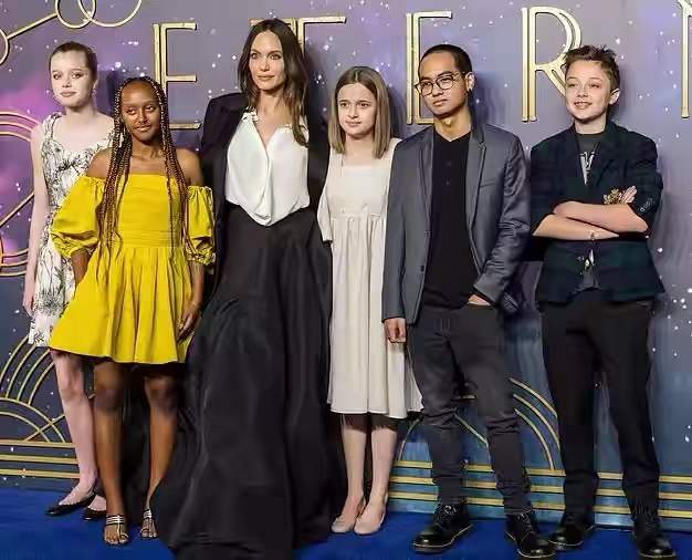 安吉丽娜·朱莉|朱莉带五崽亮相温馨极了！皮特基因太霸道，亲生崽都像极了帅老爹