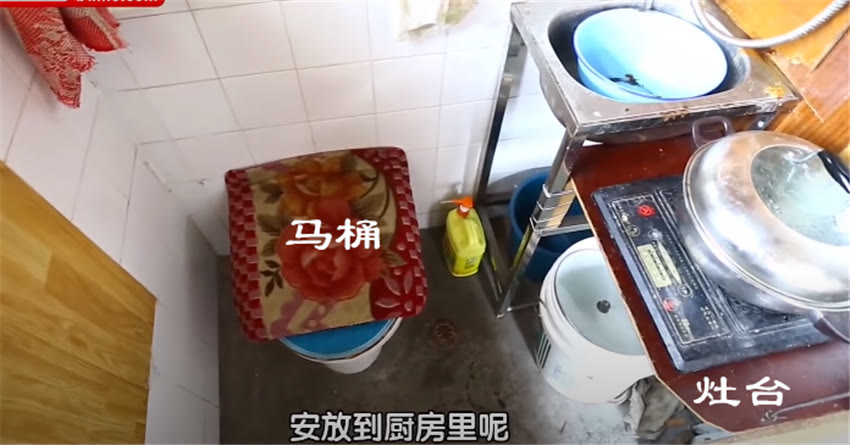 1家3口蜗居16㎡房，睡在柜子里灶台旁是马桶？网友：咋住