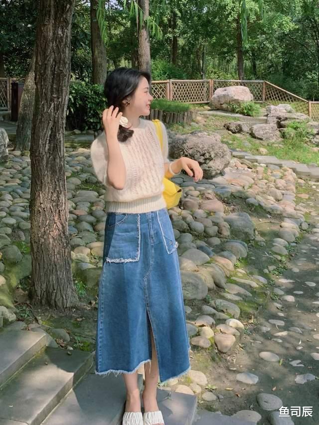 鱼司辰|早秋的甜酷穿搭!针织开衫+牛仔裙,简约大方不做作,优雅又洋气