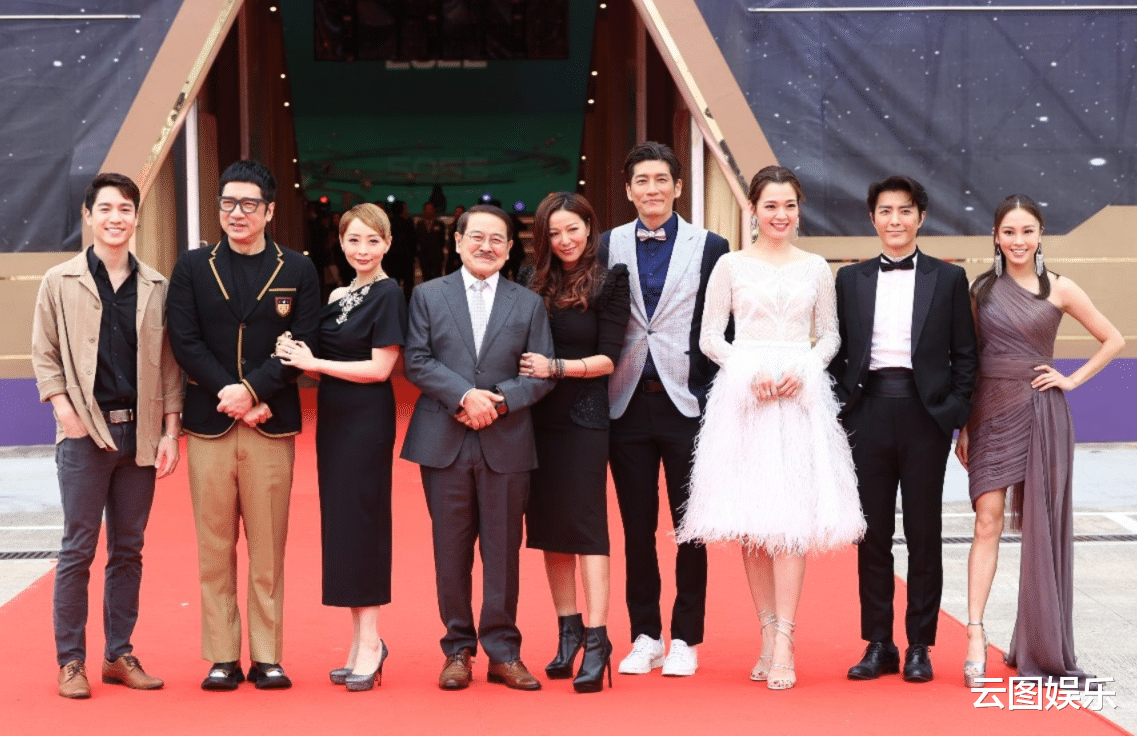 TVB|TVB红毯现场照曝光，74岁汪明荃撑场面，女艺人不惧寒冷大秀身材