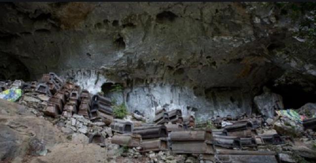 苗族|贵州守陵人:月薪300元,每晚与567具棺材同眠,爱和棺材们聊天