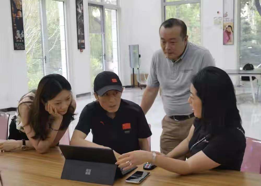 加菲猫说时尚|张艺谋携妻买240万豪车不手软！小31岁娇妻乖巧似女儿，夫妻同框似女儿