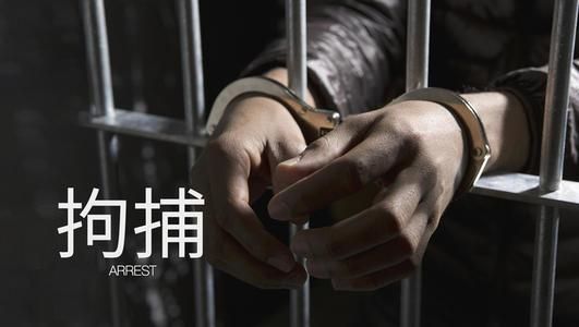 大场面,山东一男子当街砍人,派出所副所长空手夺刀