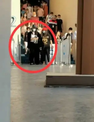 李湘|李湘女儿又胖成球！穿休闲装太壮硕成路人，李湘包裹严实贵妇感十足