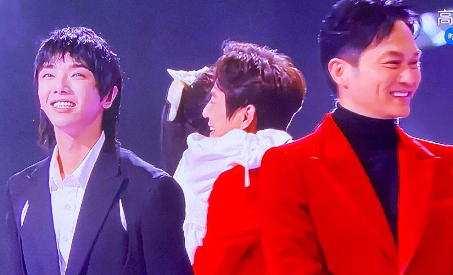 何炅|跨年感人场面:何炅穿越人群拥抱吴昕,天天兄弟围在一起秀戒指