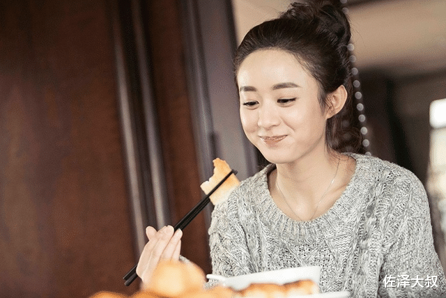 赵丽颖|赵丽颖如何常年保持90斤？看完她吃菜的方式，网友：我宁愿选择胖