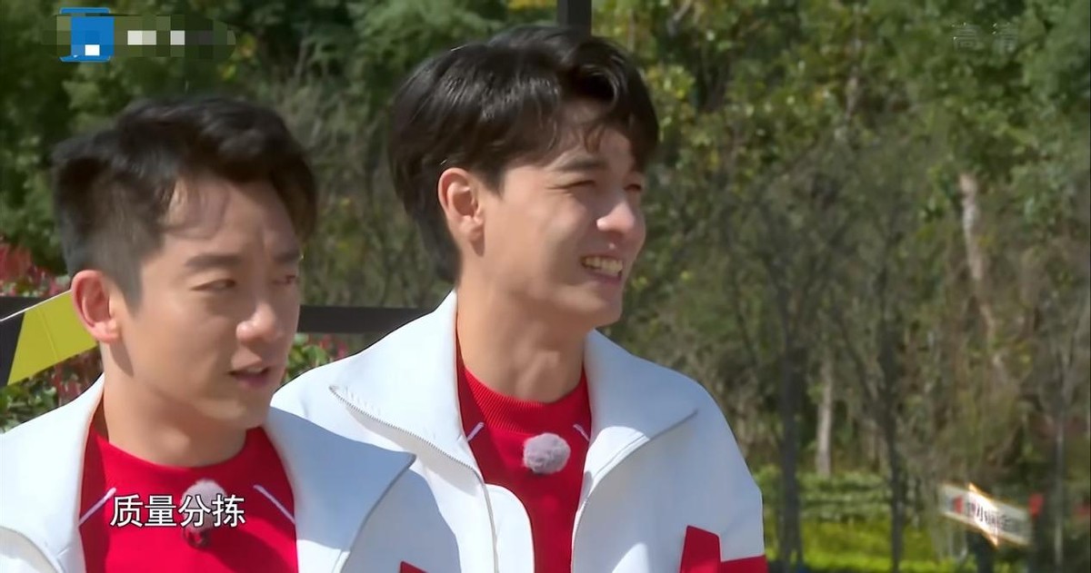 白梦妍|秦霄贤裤子被粘掉，白鹿再上演“猖狂”大笑，《跑男》收官太搞笑