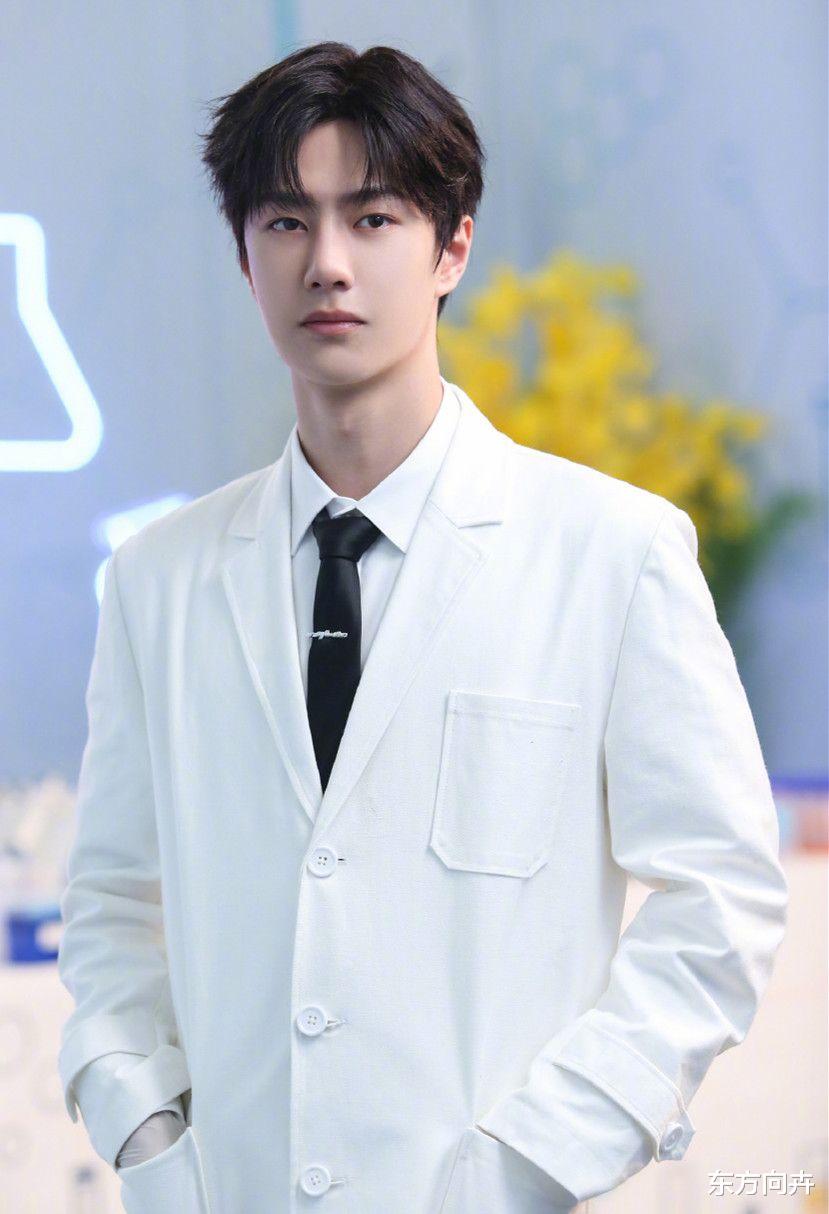 肖战|肖战蔡徐坤统一战线？曝后者团队自愿加入前者饭圈，同嘲摩托流量