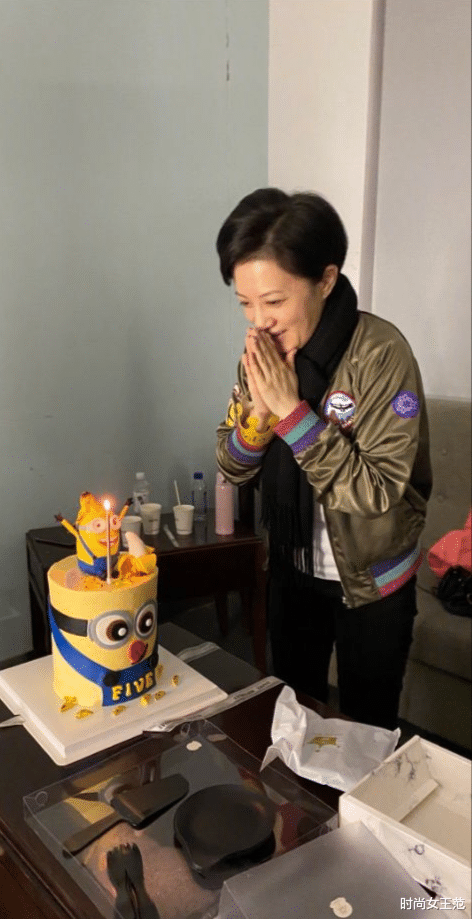 短发|金铭挺美的一张脸,就是不太会打扮,40岁留短发就像个老大妈!