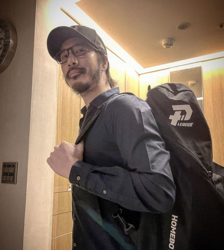 奶果的妈咪 王力宏满脸胡子显沧桑，生活节俭袜子破洞还在穿，认养了20个孤儿