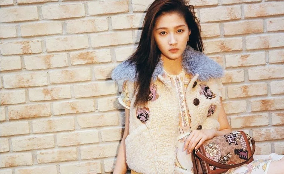 鹿晗|关晓彤凌晨发自拍,柜子反光暴露人影,网友纷纷猜测是鹿晗