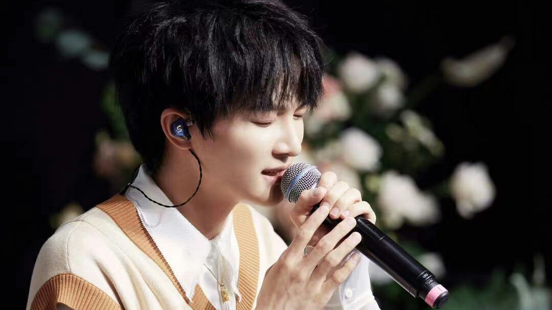 |周深念念青春：故事已开始，努力让自己发光，对的人才会迎光而来