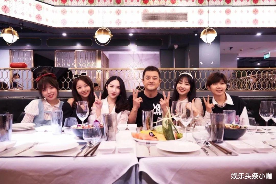 李亚鹏|爷孙恋被拍！当众拥吻，家长都见过了？