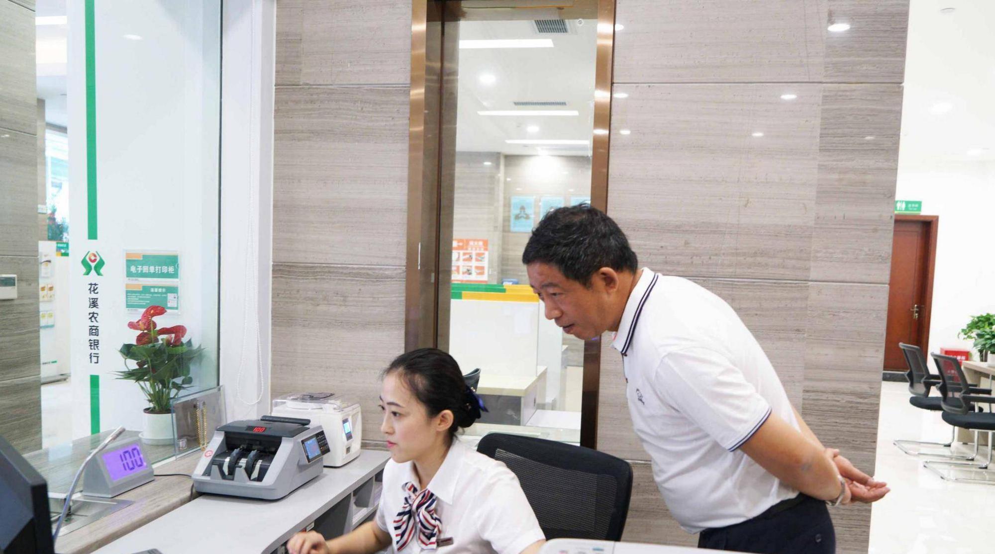 奶球妈咪聊|ATM机迎来大变革!取款方式变了,多家银行已执行,大家要留意了