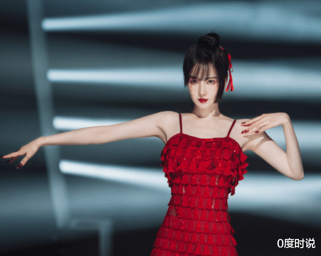 陈小纭|于小彤真看走眼!陈小纭穿“超挤”红裙登台,凹凸身材太抢镜了