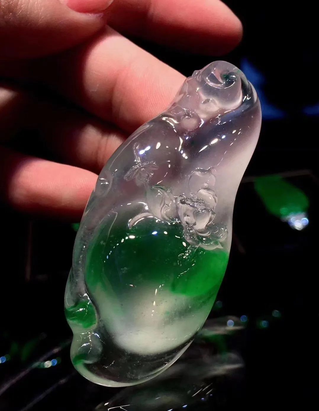 翡翠|三块极品的玻璃底阳绿翡翠片料，起货后让你无法想像之美！