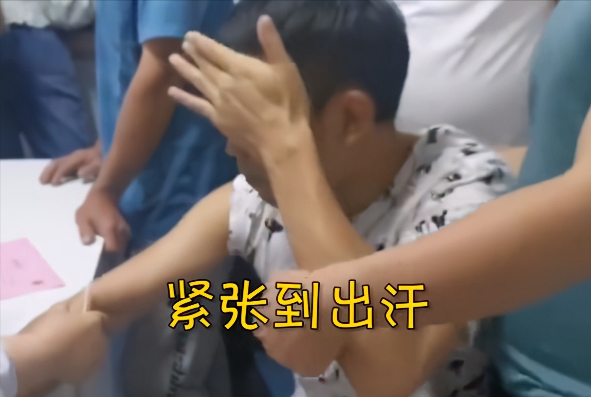 安然说社会 湖南张家界：男子打针被吓到惨叫，皱眉擦汗全身抗拒，兄弟笑哭！