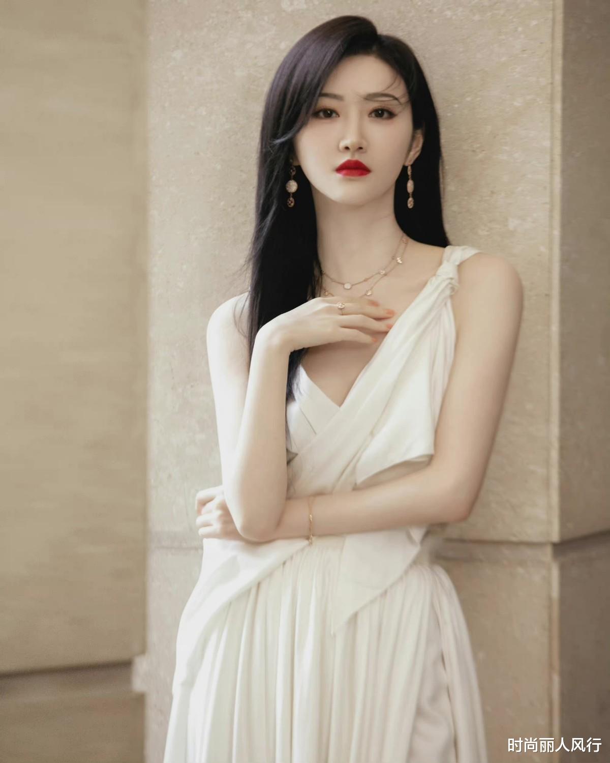 时尚丽人风行 景甜高调现身Dior活动！穿一身白裙变绝美希腊女神，Dior审美太稳定