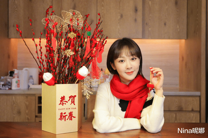 杨紫|20岁杨紫真给自己长脸，首次尝试卡通人物装，白雪公主扮相似人间精灵