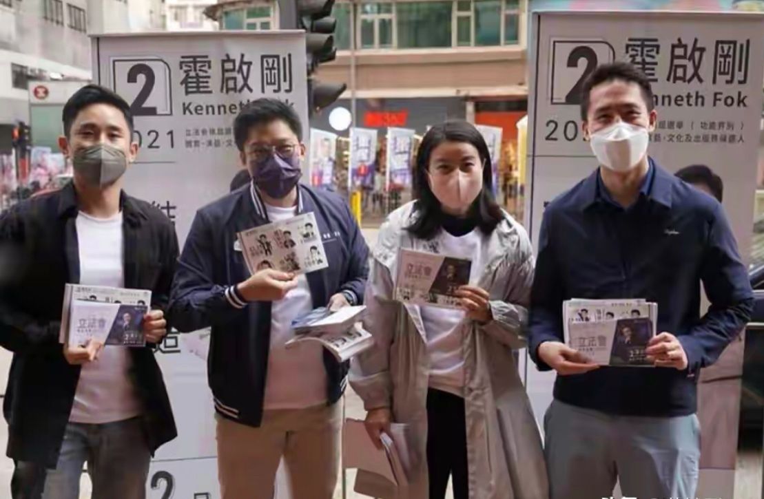 郭晶晶|郭晶晶真是贤内助，穿风衣为霍启刚街头拉票，低调朴素像邻家姐姐