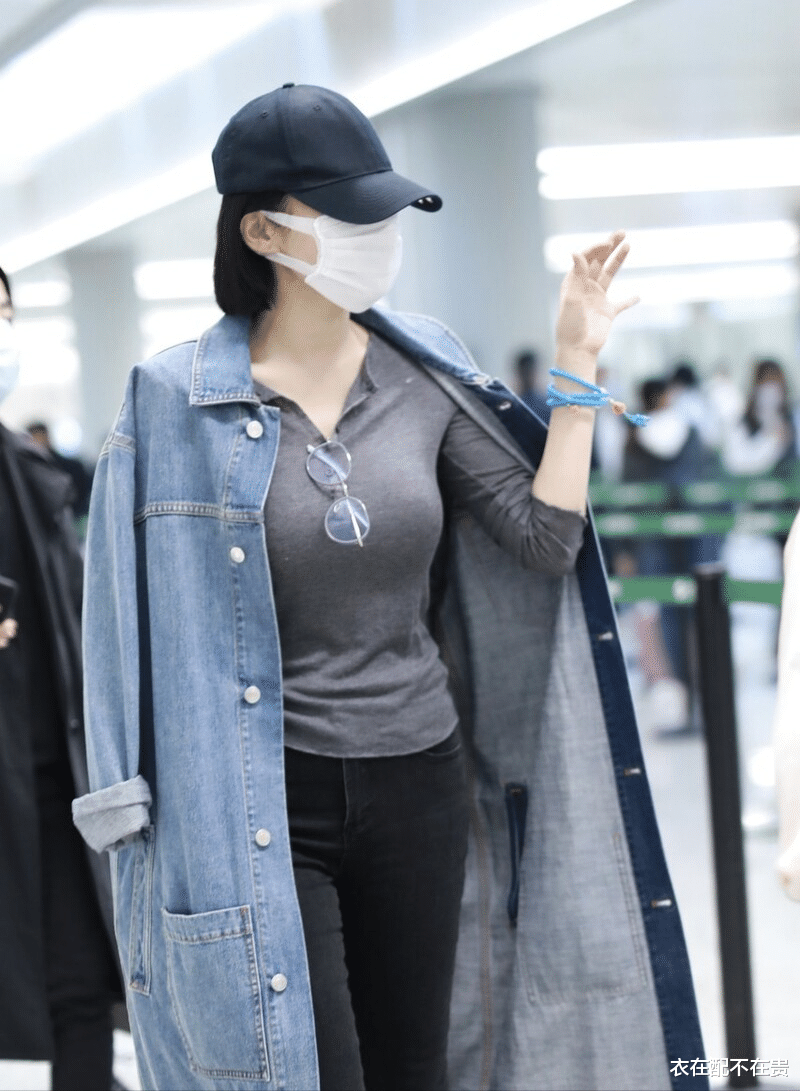 衣在配不在贵 许晴这么打扮挺大气，牛仔外套故意“披着穿”，除了时髦还显身材