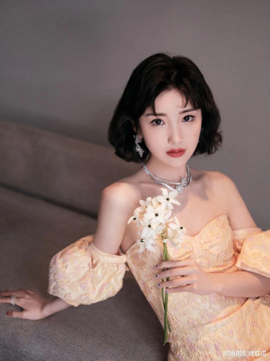 发型|若你今年50岁,建议别留长卷发了,显老!试试这3种短发,真减龄